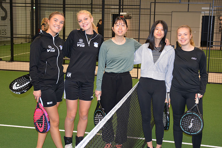 5 tjejer med padelrack på padelbana