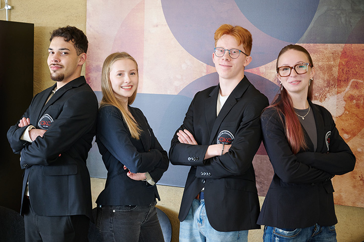 Fyra ungdomar i svarta kavajer