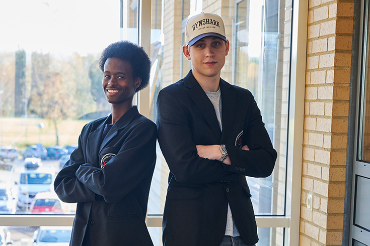 Två killar med kavaj