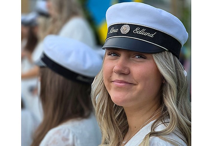 Ljus tjej i studentmössa